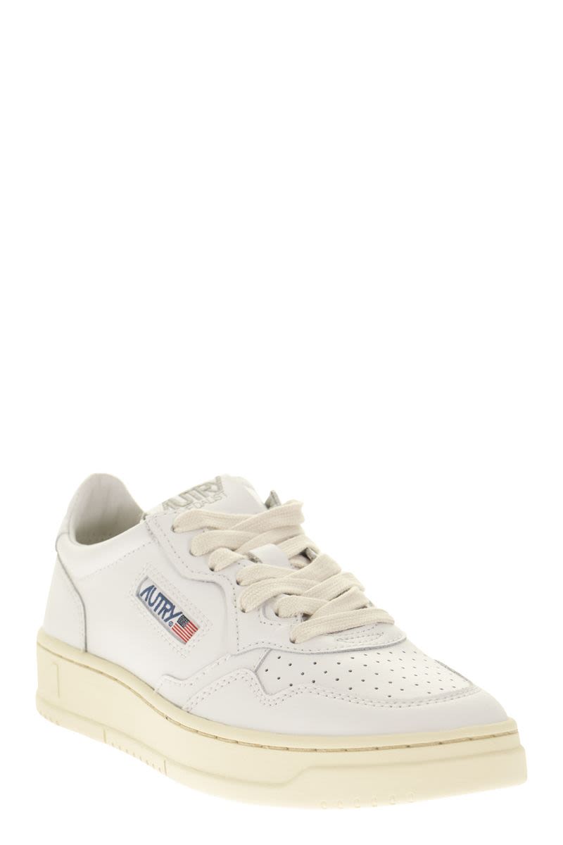 MEDALIST LOW レザー スニーカー