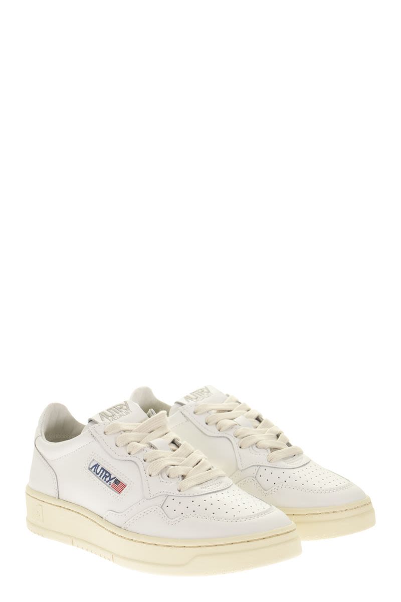 MEDALIST LOW レザー スニーカー