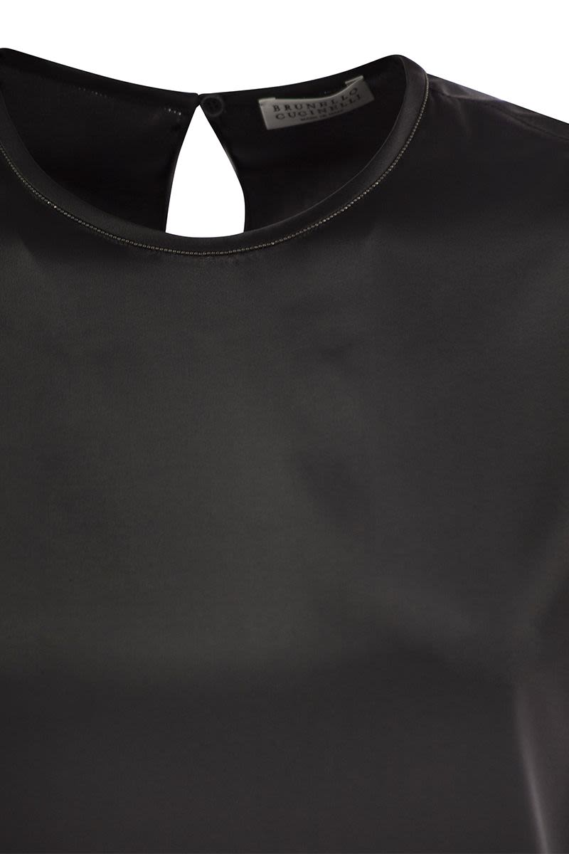 ストレッチ シルク サテン Tシャツ ウィズ ネックレス