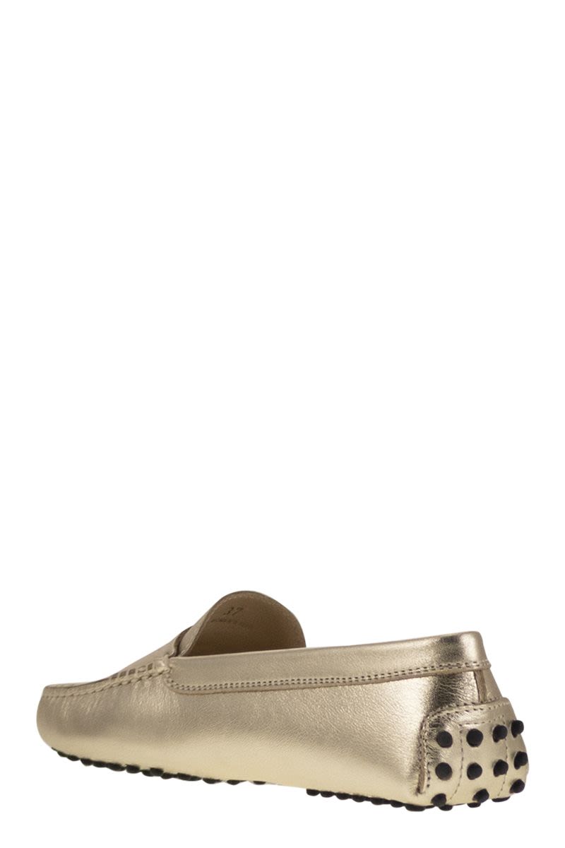 【シンプルに、大胆に】TOD'S メタルインサート レザーモカシン シンプルに、大胆に】TOD'S メタルインサート レザーモカシン