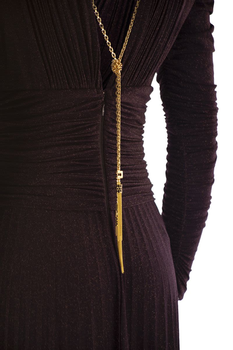 レッド カーペット ドレス イン ルレックス ジャージ ウィズ ネックレス