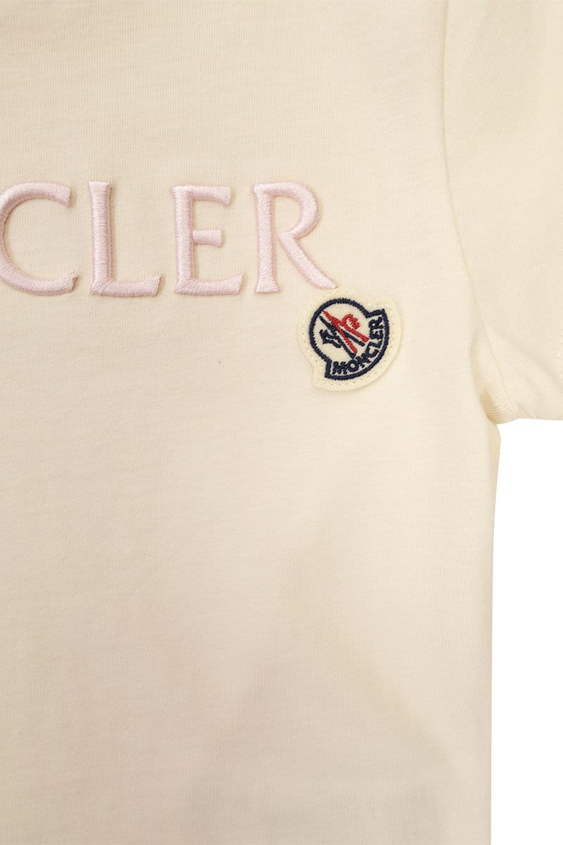 Tシャツ ウィズ エンブロイダード ロゴ