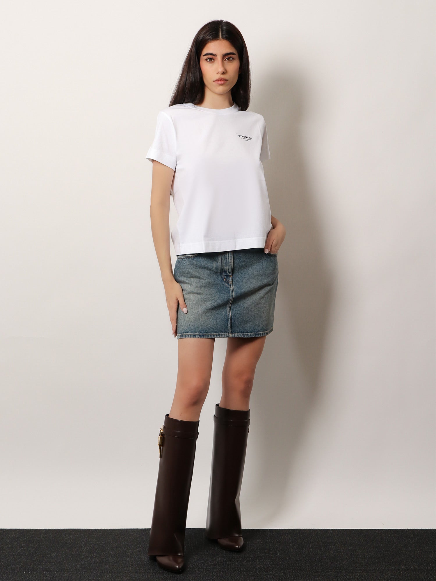 (ジバンシィ) GIVENCHY ロゴTシャツ BW70FJP75N T-shirt in cotton with GIVENCHY Stamp print in - white