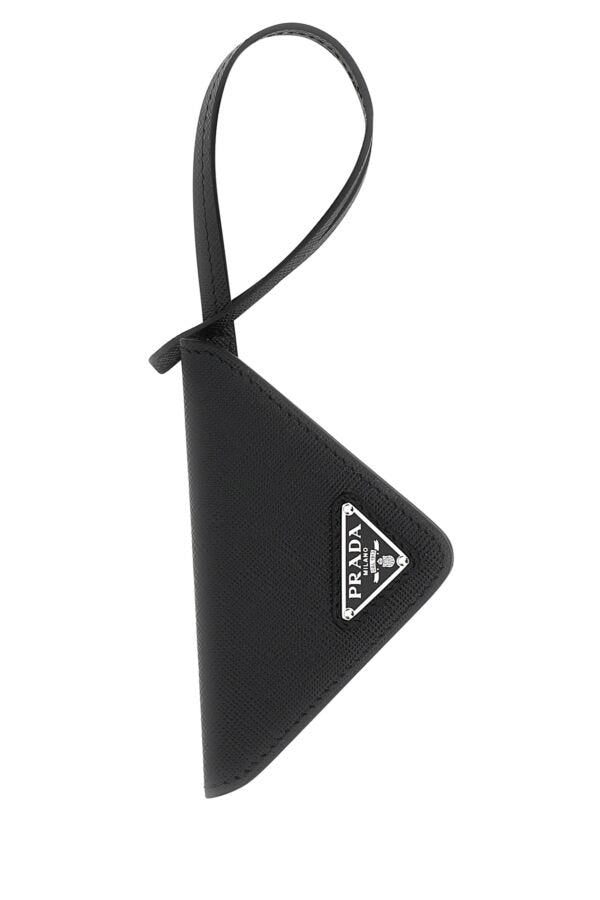 大人上品なおすすめコーデ Prada/プラダ｜ブラック レザー タグ バッグ