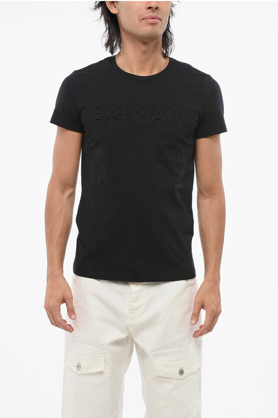 ソリッド カラー クルーネック Tシャツ ウィズ エンボス加工 ロゴ