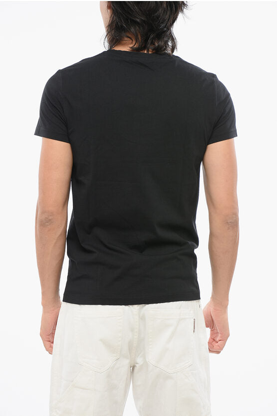 ソリッド カラー クルーネック Tシャツ ウィズ エンボス加工 ロゴ